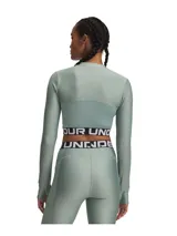 Remera de entrenamiento Under Armour de manga larga con cierre frontal de un cuarto. Presenta un diseño cropped con banda elástica inferior visible con el logo de la marca, cuello alto y orificios para los pulgares en los puños.