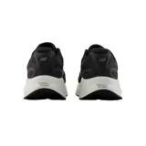 Championes de running New Balance modelo Kaiha Road v2, color negro con entresuela blanca y gris. Presentan un diseño de malla transpirable con el logo de la marca en el lateral.