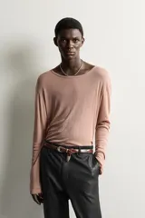 Camiseta relaxed fit de manga larga y cuello redondo amplio, confeccionada en tejido ligero color marrón con mezcla de lyocell y lana.
