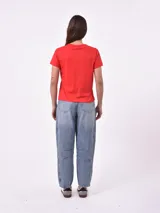 Remera de algodón color verde musgo, con cuello redondo, mangas cortas y estampa frontal con la frase 'thank u, next' en color negro.