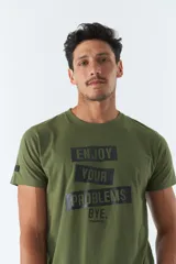 Remera verde militar de hombre con estampado frontal con la frase "Enjoy your problems bye." y logo de la marca Mistral en la parte inferior.