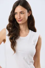 Musculosa de algodón color beige, de corte clásico con cuello redondo y diseño liso.