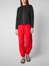 Campera acolchada ligera color negro con diseño texturizado de ondas, cuello alto y cierre frontal de cremallera dorada.