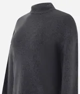 Suéter de punto color marrón chocolate, con cuello alto y mangas largas con puños ajustados. Presenta un diseño de corte corto y holgado.
