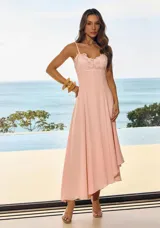 Vestido midi celeste de tirantes finos, con detalle de bordado en el escote y diseño asimétrico con caída fluida.