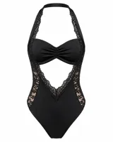 Body negro con escote halter, paneles laterales de encaje translúcido y diseño con aberturas frontales.