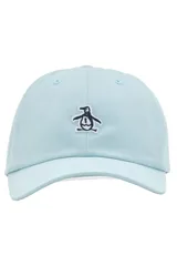 Gorra celeste de visera curva con el logo de un pingüino bordado en el frente.
