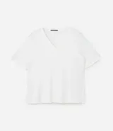 Remera negra de algodón con cuello en V y mangas cortas.