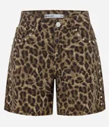Short de sarga con corte relaxed y diseño de animal print. Presenta aplicación de tachas metálicas en los bolsillos y laterales, cintura con pasacintos, cierre con botón y bolsillos delanteros.