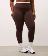 Pantalón legging deportivo color marrón con cintura alta en contraste color blanco. Confeccionado en tejido de poliamida y elastano, de ajuste ceñido al cuerpo.