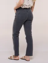 Jean recto de tiro alto de la marca Ruby Rd, confeccionado en denim azul. Presenta diseño de cinco bolsillos, cierre frontal con botón y cremallera, y pretina con pasadores para cinturón.
