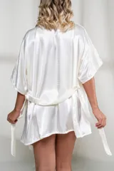 Bata larga color crudo confeccionada en satén con lazo para ajustar en la cintura.