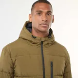 Campera acolchada tipo puffer de color verde oliva, con capucha ajustable, cierre frontal completo y bolsillos laterales con cierre.