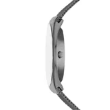 Reloj Skagen con caja de acero gris oscuro de 37mm y malla metálica de 22mm. Esfera gris mate con números y agujas plateadas. Movimiento solar con reserva de hasta 4 meses. Resistente al agua hasta 3 ATM.
