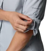 Camisa de manga larga Columbia modelo Tamiami II, color gris claro, con cuello camisero, cierre frontal de botones, bolsillos en el pecho y aberturas de ventilación. Confeccionada en tejido técnico con protección solar y propiedades de secado rápido.
