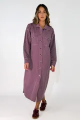 Vestido camisero midi de corte recto, con cuello clásico, cierre frontal completo con botones y bolsillos con solapa en el pecho. Presenta mangas largas con puños abotonados y un acabado de efecto lavado.