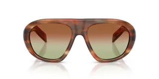 Lentes de sol Prada modelo C05, con armazón de acetato con patrón carey en tonos marrones y naranjas, y cristales degradados en tonos marrones y verdosos.