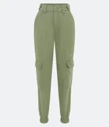 Pantalón jogger color beige, de tiro alto, con bolsillos cargo laterales y tobillos ajustados.