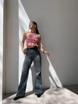 Top con estampado de cuadros rojos y blancos, con cuello halter y volados en el ruedo.