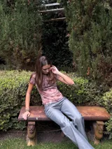 Remera manga corta con cuello a la base y forro en top delantero, con estampado tie-dye en tonos rosados y marrones.