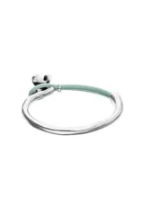 Pulsera semirígida compuesta por una estructura de plata de ley y una sección de cuero color verde menta, con un dije central en forma de mariposa de plata.