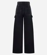 Pantalón de jean negro con corte recto, cintura alta, trabillas y bolsillos cargo laterales.