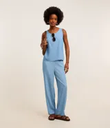 Pantalón de corte recto y tiro medio con cintura elástica, confeccionado en denim ligero color celeste de la marca Marfinno.