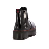 Botas Chelsea de charol negro con plataforma gruesa, cierre lateral con cremallera y elástico en los laterales.
