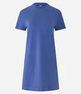 Vestido corto de Blue Steel, confeccionado en tejido de algodón con elastano. Presenta cuello redondo, mangas cortas con dobladillo y un pequeño bolsillo frontal.