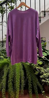 Remerón oversize con tajos a los costados, confeccionado en algodón.