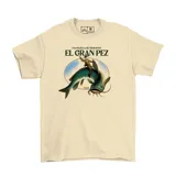 Remera color beige con estampa frontal inspirada en la película El Gran Pez de Tim Burton, que muestra a un hombre montando un pez grande.