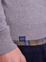 Sweater de cuello redondo, confeccionado en una mezcla de algodón y cashmere, de diseño clásico y calce regular.