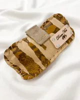 Funda para lentes con estampado de cebra en tonos marrones y beige, con cierre de solapa con broche.