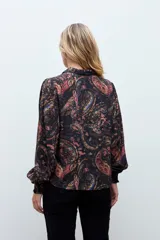 Camisa de manga larga con estampado estilo paisley en tonos oscuros, cuello clásico y puños ajustados.