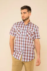 Camisa de manga corta con estampado a cuadros en tonos blanco, azul, naranja y rojo. Presenta cuello clásico, cierre frontal con botones y dos bolsillos frontales con solapa en el pecho.