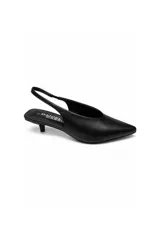 Zapatos de taco bajo tipo kitten heel de color negro, con diseño destalonado, punta fina y tira elástica trasera.