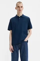 Polo azul marino de corte clásico, manga corta y logo bordado en el pecho.