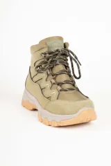 Zapatilla tipo hiking de caña media, confeccionada en gamuza y nylon negro, con suela track color suela y cordones a tono.