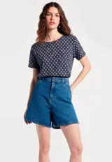 Blusa de manga corta color azul marino con diseño de finas rayas verticales blancas, escote redondo y corte holgado.