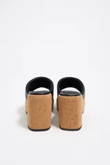 Sandalias de tacón con exterior de piel y punta cuadrada. Plataforma y tacón en corcho, interior con plantilla personalizada con logo grabado.
