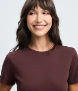 Remera tipo t-shirt de algodón, color beige claro, con cuello redondo y mangas cortas dobladas.