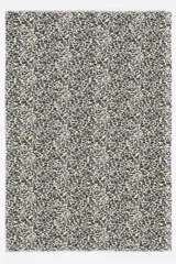 Chal pareo rectangular de algodón con estampado animal print tipo leopardo en tonos oscuros sobre fondo claro y bordes desflecados.