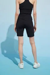 Biker negro de tiro alto con bolsillos laterales.