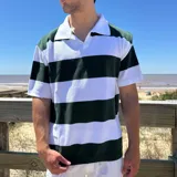 Chomba de punto con diseño a rayas horizontales anchas en color verde y blanco, cuello polo y manga corta.