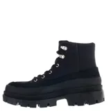 Botas de caña media Caterpillar modelo Hardwear, color negro. Confeccionadas en lona resistente con detalles en gamuza, cuentan con suela de plataforma dentada, cierre mediante cordones con ganchos metálicos y logo de la marca en la lengüeta.