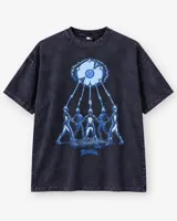 Remera oversize de algodón con efecto acid wash en tono violeta oscuro, de manga corta y cuello redondo. Cuenta con estampa frontal en serigrafía de estilo alternativo en tonos celestes y azules con la palabra 'Temblad'.