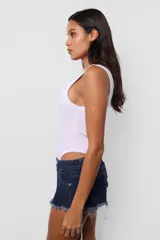 Body negro de microfibra pesada, con escote cuadrado y espalda baja. Terminaciones en collareta, broches snap en entrepierna y elástico interno en contorno de tiro para mejor ajuste.