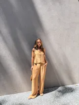 Conjunto de chaleco con botones y pantalón palazzo de crepé color negro.