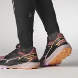 Championes de trekking y trail running Salomon Thundercross, color negro con detalles en bordó y suela marrón.