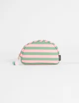 Estuche semirrígido con diseño de rayas horizontales en color verde y rosado. Cuenta con cierre principal y detalle de pompones colgantes en el tirador.